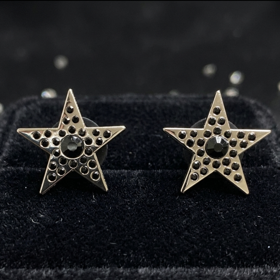 Star-shaped pins with black gemstones 